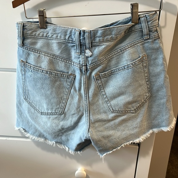Women’s We The Free Distressed Denim Shorts…size 26 - Picture 2 of 4
